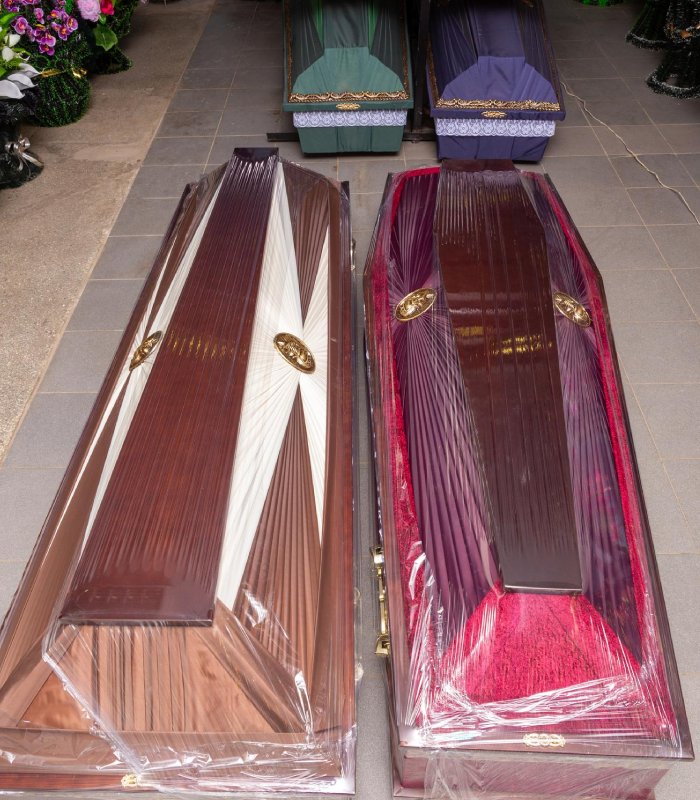 Présentation de cercueils funéraires dans l’agence des Pompes funèbres Audrey & Fabrice à Châteaubriant