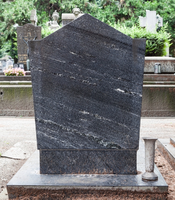 Stèle funéraire en granit noir installée en cimetière par la marbrerie des Pompes funèbres Audrey & Fabrice