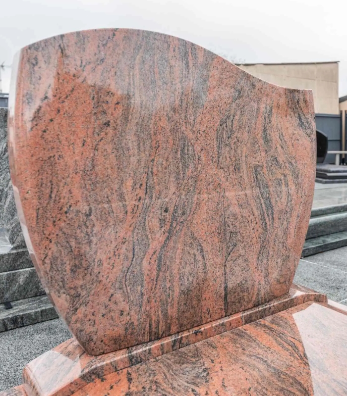 Monument funéraire en granit rose réalisé par la marbrerie des Pompes funèbres Audrey & Fabrice