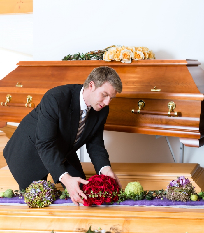 Hommage floral – Cérémonie Audrey Fabrice Hommage floral lors d’une cérémonie funéraire organisée par les Pompes funèbres Audrey & Fabrice