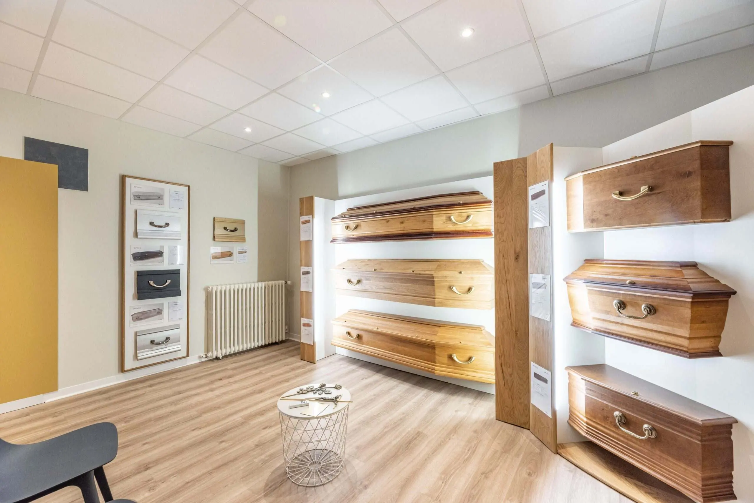 Exposition de cercueils – Pompes funèbres Audrey Fabrice Salle d’exposition de cercueils et articles funéraires proposés par les Pompes funèbres Audrey Fabrice à Châteaubriant