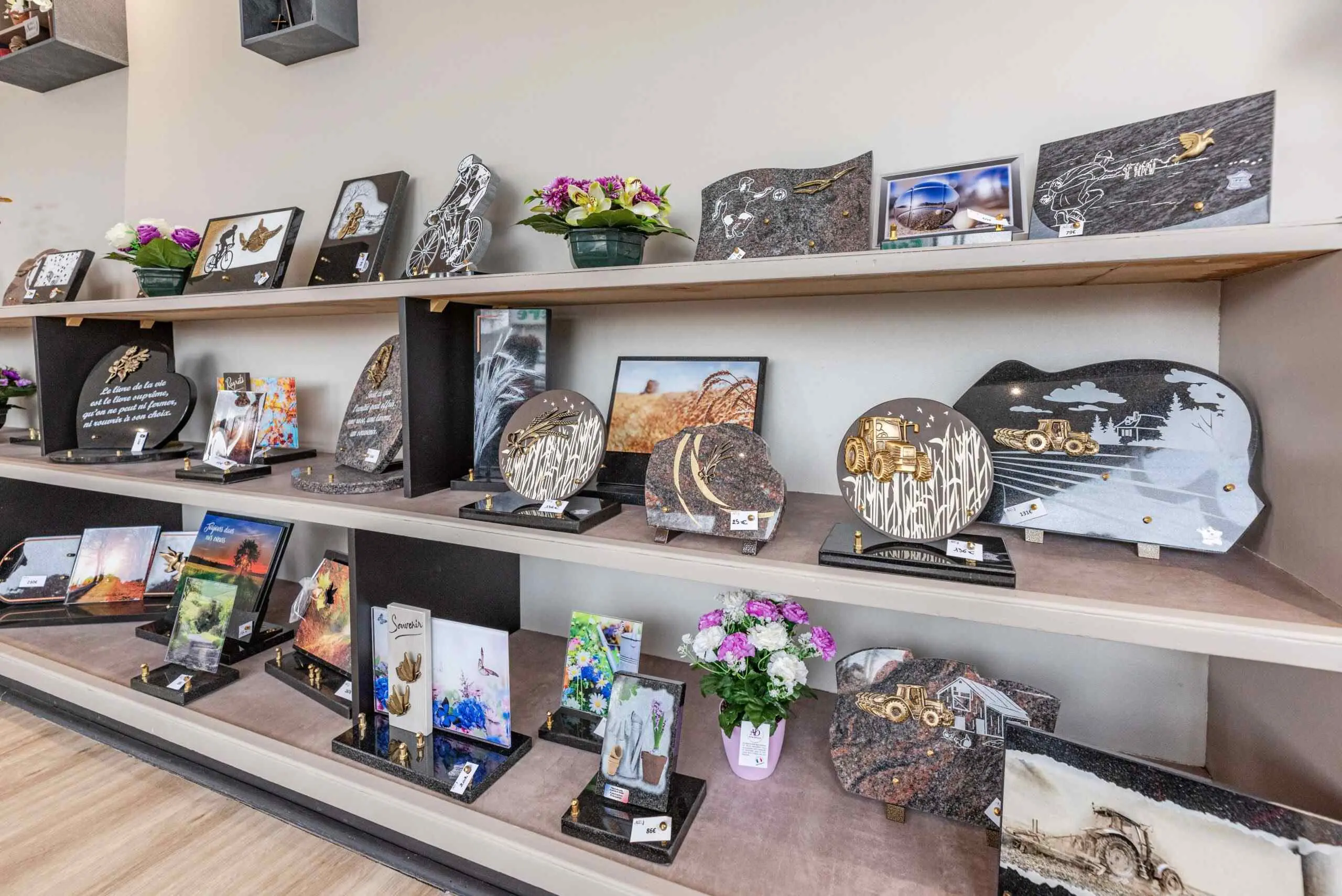 Plaques funéraires personnalisées – Pompes funèbres Audrey Fabrice Présentation de plaques funéraires personnalisées dans la boutique des Pompes funèbres Audrey Fabrice à Châteaubriant